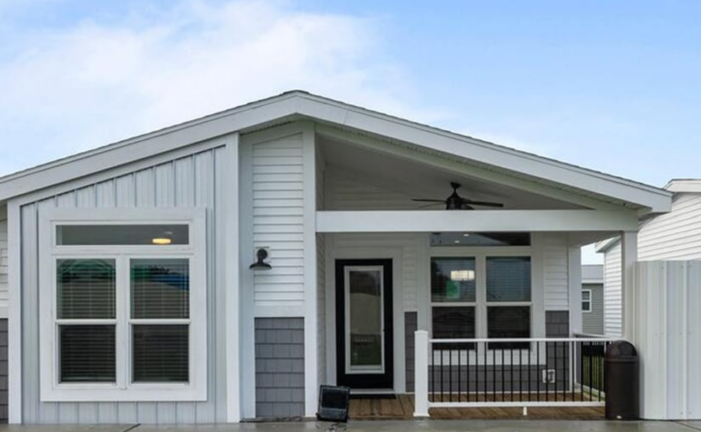 Exterior view of a Silver Bay Palatka manufactured home. Model version: Cottage Farmhouse